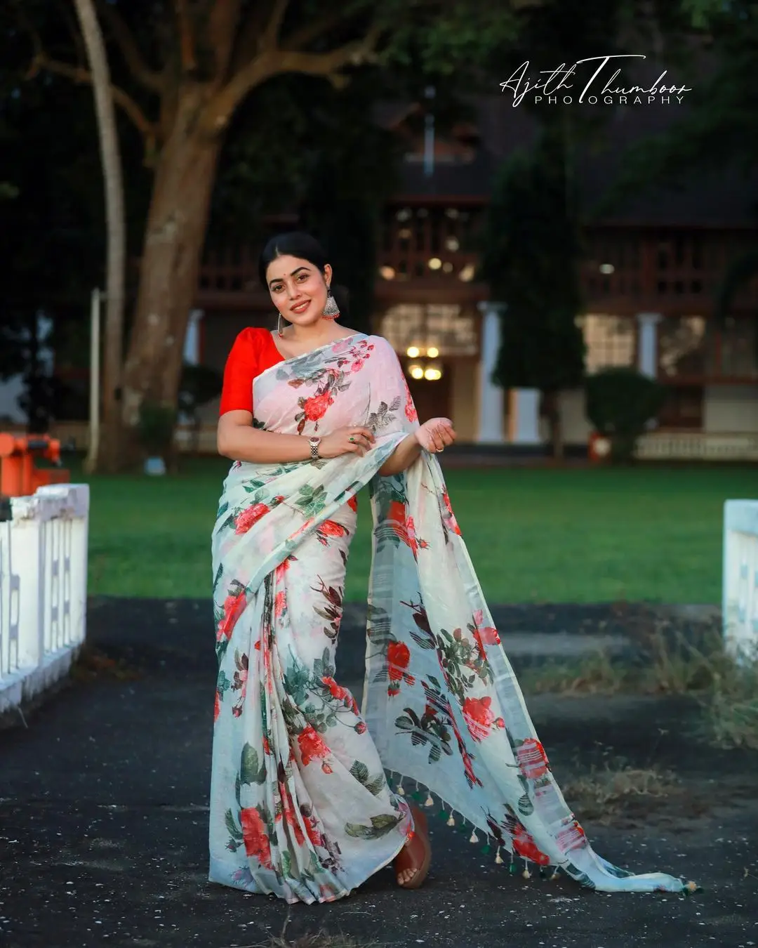 Shamna Kasim Mesmerizing Looks In Beautiful White Saree Red Blouse